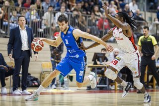 Le joueur de Fribourg Arnaud Cotture, gauche, lutte pour le ballon avec le joueur de Lausanne David Ezekiel Crawford, droite, lors du match du championnat entre Pully Lausanne Foxes et Olympic